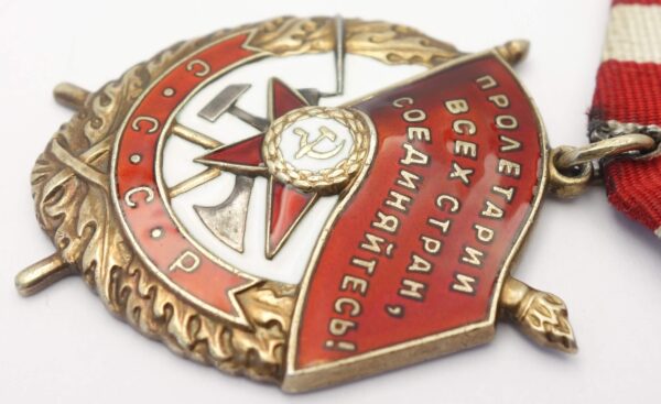 Soviet Order of the Red Banner #413329 with its order booklet - Image 9