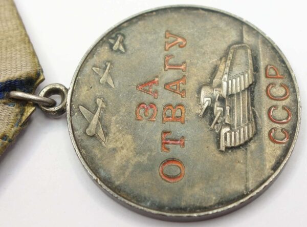 Soviet Medal for Bravery #675574 'Duplicate' with its medal booklet - Image 10