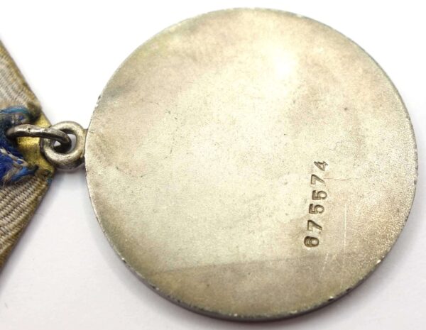 Soviet Medal for Bravery #675574 'Duplicate' with its medal booklet - Image 13